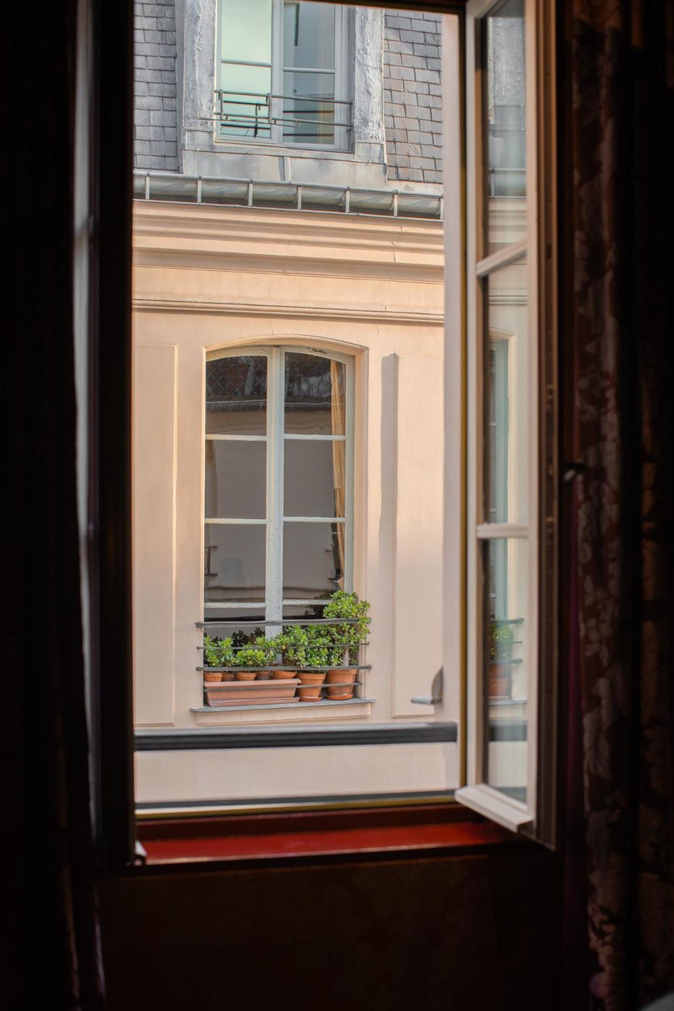 Hotel Du Petit Moulin Paris